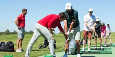 Golf Intensivkurs Ostsee 2025 – PGA-Trainer betreut Golfer beim Gruppentraining auf der Driving Range